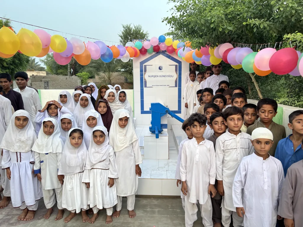 Pakistanische Kinder bei der Einweihung des Nurşen-Gündoğdu-Brunnens